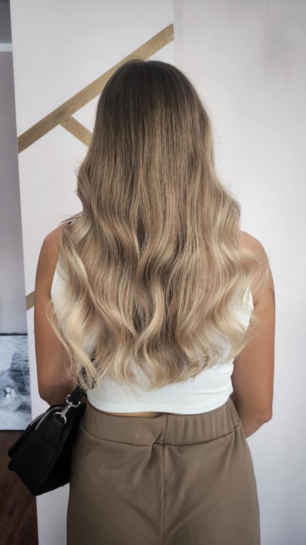 Balayage na długich falowanych włosach, przejście z brązu w jasny blond — WSÓWKA, Lubin
