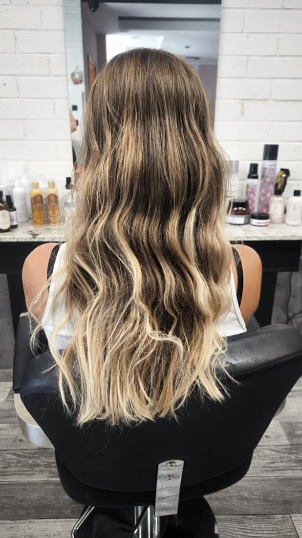 Ombre z ciemnego brązu w blond na długich falach — koloryzacja WSÓWKA, Lubin