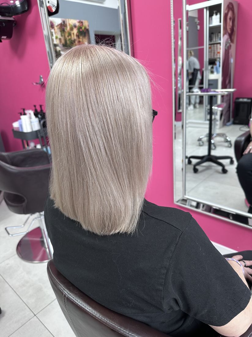 Chłodny perłowy blond na prostym lobie — koloryzacja WSÓWKA, Lubin
