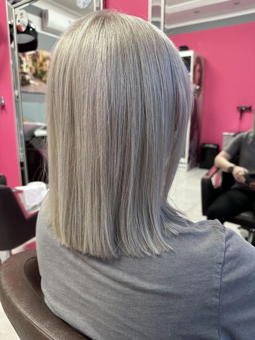 Srebrzysty platynowy blond na lobie — koloryzacja WSÓWKA, Lubin