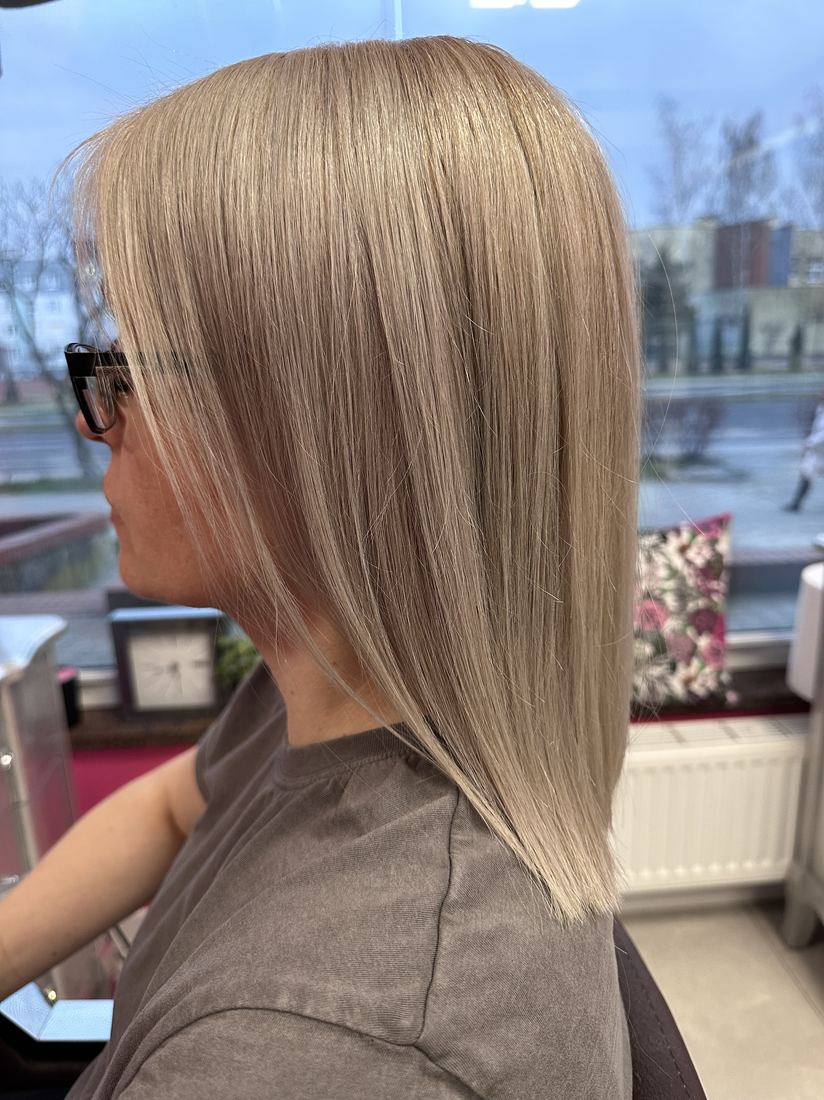 Piaskowy blond na gładkim lobie — koloryzacja i modelowanie WSÓWKA, Lubin