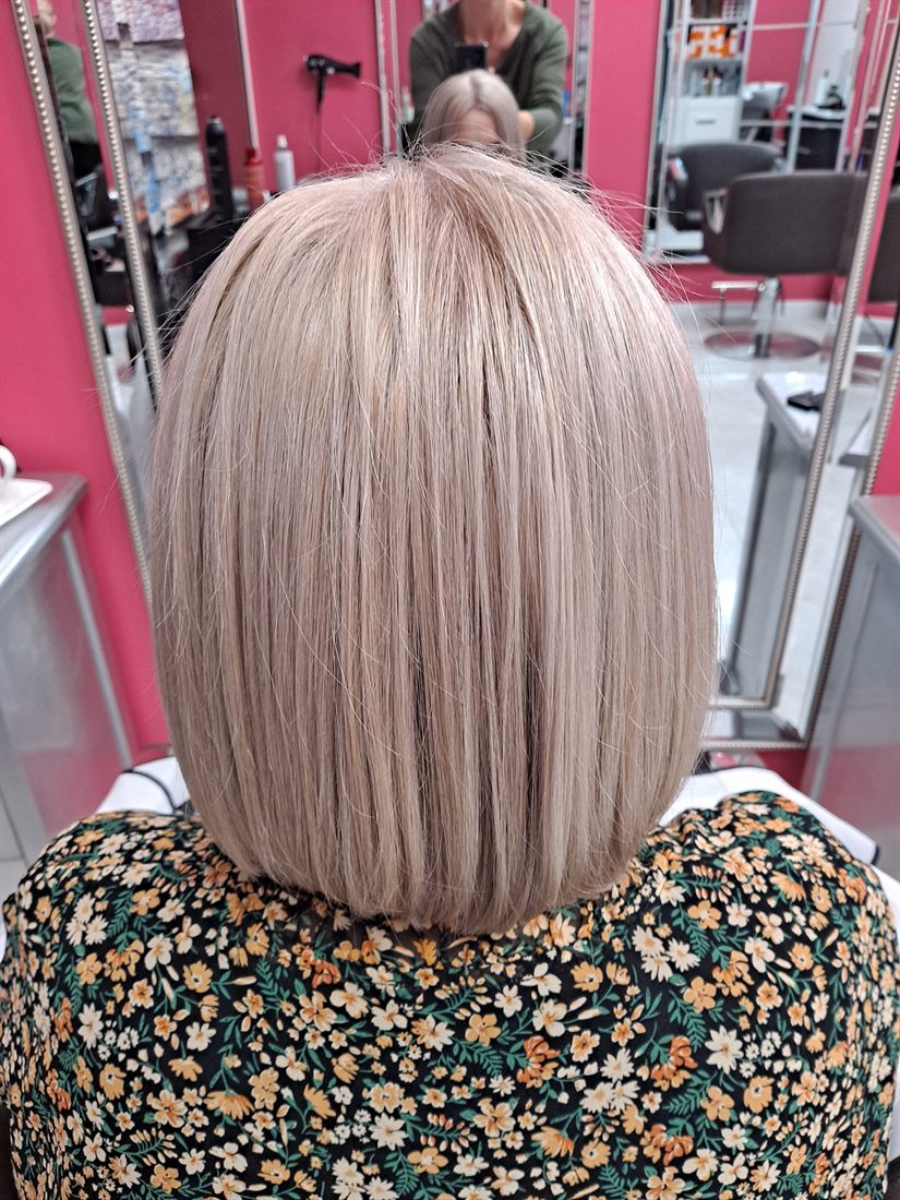Beżowy blond na prostym bobie — koloryzacja WSÓWKA, Lubin