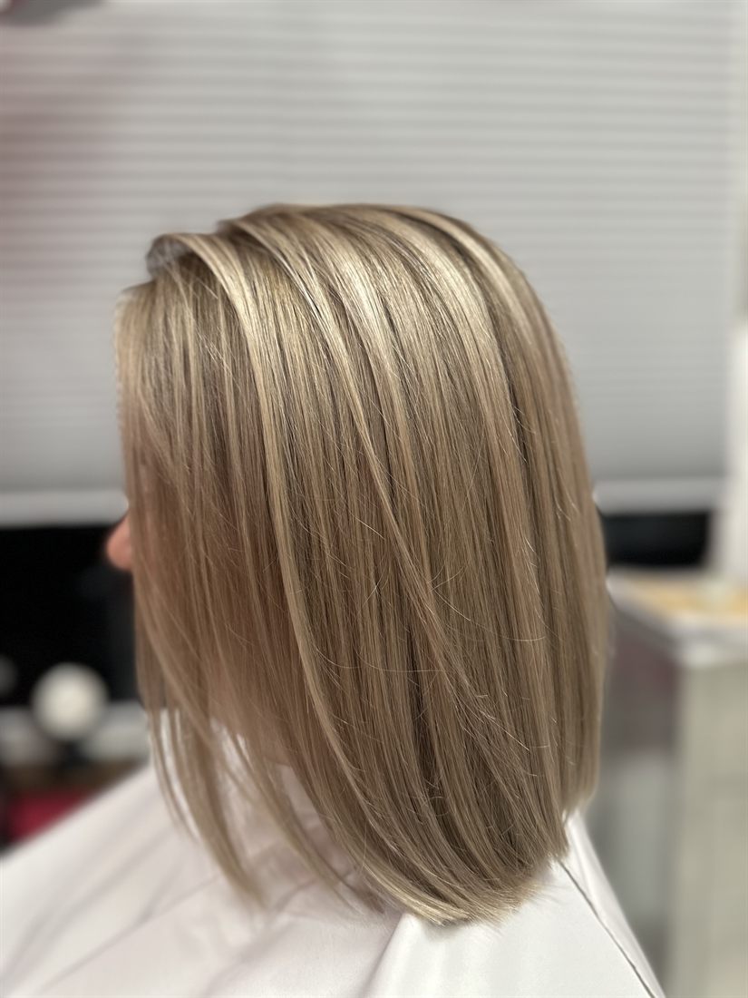 Lob w naturalnym blondzie z pasemkami — koloryzacja WSÓWKA, Lubin
